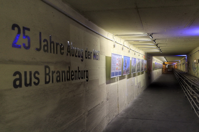 Gang mit Wegweisern im Kulturbunker Strausberg