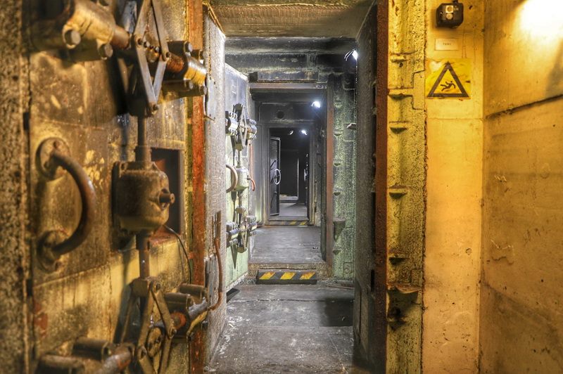 Schwere Stahltür mit Verriegelungsmechanismus im Eingangsbereich des Bunkers